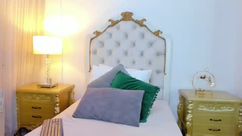 miss vivienne online show from December 21, 3:33 am