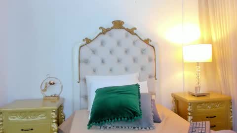 miss vivienne online show from December 22, 4:04 am