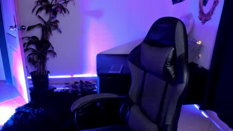 Snapshot of misscharlottte_18 chatting on January 13, 4:39 am Missy Charlottte.  Hey remember to give me a thumbs up ty online show from January 13, 4:39 am