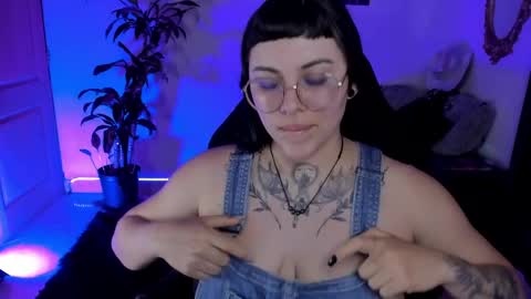 Snapshot of misscharlottte_18 chatting on January 17, 4:17 am Missy Charlottte.  Hey remember to give me a thumbs up ty online show from January 17, 4:17 am