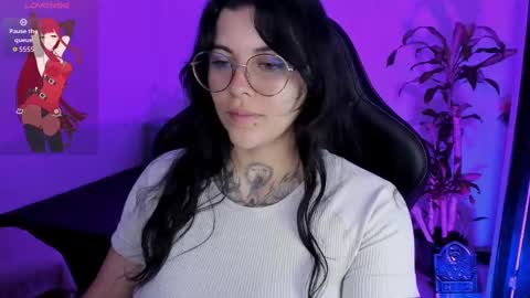 Snapshot of misscharlottte_18 chatting on October 18, 2:47 am Missy Charlottte.  Hey remember to give me a thumbs up ty online show from October 18, 2:47 am