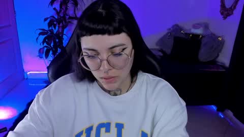 Snapshot of misscharlottte_18 chatting on January 24, 4:27 am Missy Charlottte.  Hey remember to give me a thumbs up ty online show from January 24, 4:27 am