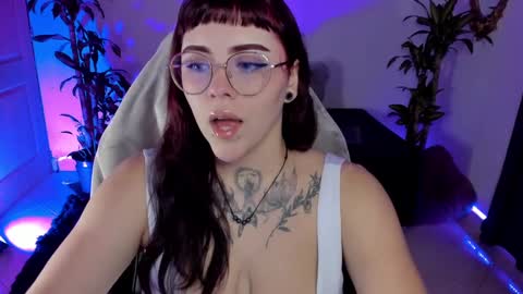 Snapshot of misscharlottte_18 chatting on February 6, 4:21 am Missy Charlottte.  Hey remember to give me a thumbs up ty online show from February 6, 4:21 am