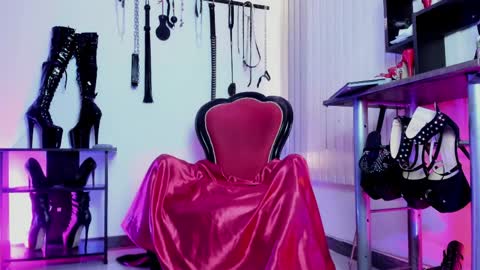 Missdarklady online show from April 4, 9:35 pm