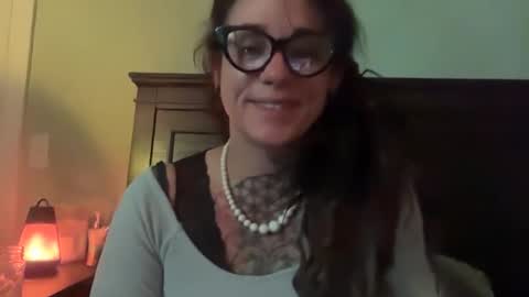 Snapshot of misshoneybadger333 chatting on October 21, 2:04 am misshoneybadger333 online show from October 21, 2:04 am