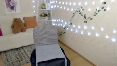 Snapshot of missmelons_ chatting on December 21, 2:58 pm Li  online show from December 21, 2:58 pm