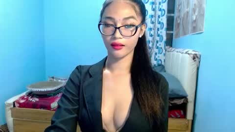 missminervaa online show from July 1, 1:43 pm