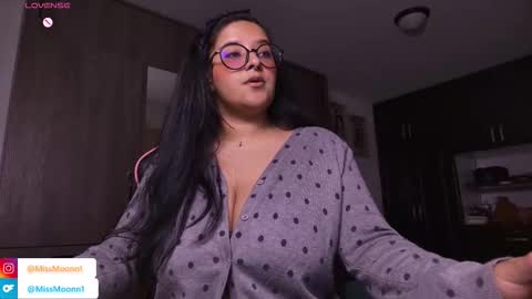 Snapshot of missmoonn chatting on October 29, 1:21 am MissMoon online show from October 29, 1:21 am