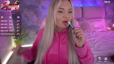 Snapshot of missyymartinezz chatting on October 3, 7:24 am Amely online show from October 3, 7:24 am