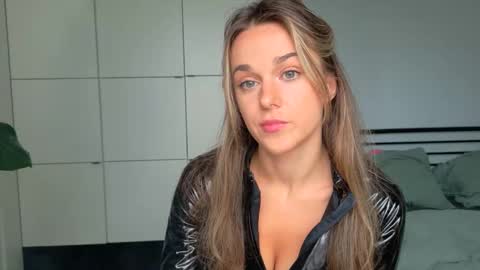 mmminnie online show from September 18, 1:53 pm