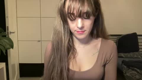 mmminnie online show from February 25, 5:40 pm