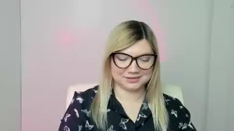 Snapshot of molly_moree chatting on October 20, 12:19 pm Molly online show from October 20, 12:19 pm