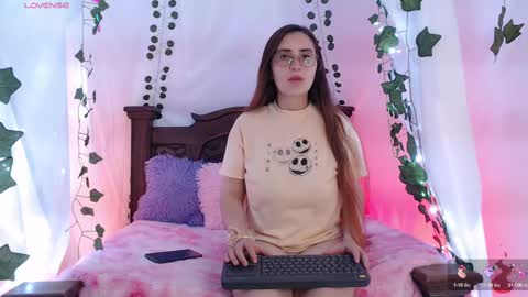 Snapshot of mollylewis18 chatting on February 10, 11:13 pm New girl Emily Valentina Michelle online show from February 10, 11:13 pm