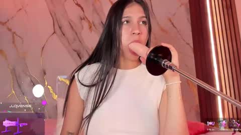 Snapshot of mollylewis18 chatting on September 20, 1:38 am New girl Emily Valentina Michelle online show from September 20, 1:38 am