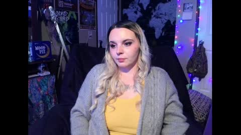 Snapshot of monica_lily chatting on December 2, 5:02 pm Monica online show from December 2, 5:02 pm