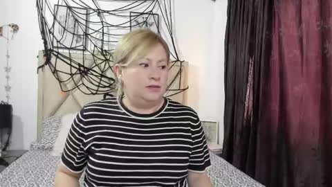 Snapshot of monicapink_ chatting on October 11, 12:19 pm Mony online show from October 11, 12:19 pm