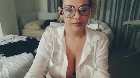 Monse online show from April 15, 7:58 pm