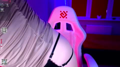 Lola online show from February 24, 3:32 pm