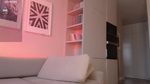 Hannah  welcome  online show from December 8, 12:08 pm