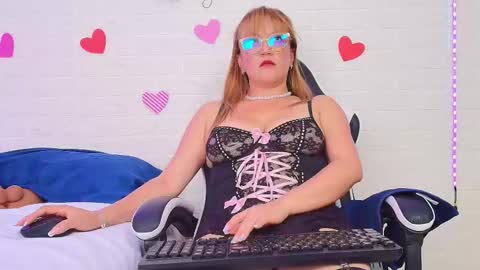 Snapshot of naomi_diamond_ chatting on September 23, 3:10 pm Naomi online show from September 23, 3:10 pm