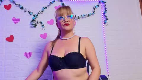 Snapshot of naomi_diamond_ chatting on October 6, 11:27 am Naomi online show from October 6, 11:27 am