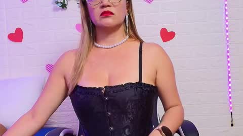 Snapshot of naomi_diamond_ chatting on September 25, 5:22 pm Naomi online show from September 25, 5:22 pm