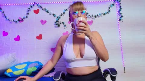 Snapshot of naomi_diamond_ chatting on October 13, 11:13 am Naomi online show from October 13, 11:13 am