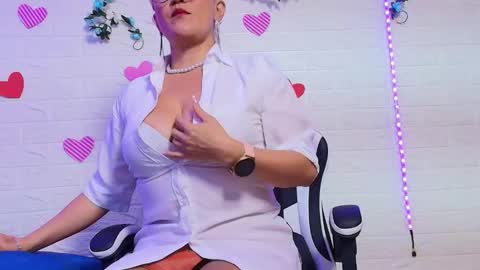 Snapshot of naomi_diamond_ chatting on October 9, 11:58 am Naomi online show from October 9, 11:58 am