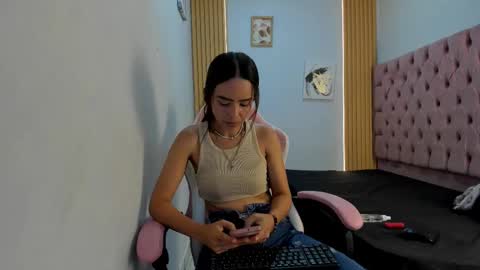 Snapshot of naomis_35 chatting on October 9, 8:13 pm naomis_35 online show from October 9, 8:13 pm