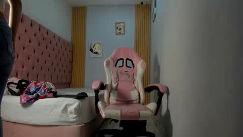 naomis_35 online show from November 17, 7:25 pm