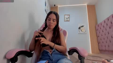 Snapshot of naomis_35 chatting on September 30, 8:24 pm naomis_35 online show from September 30, 8:24 pm