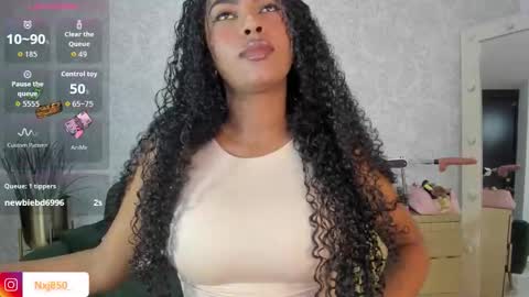 Snapshot of naomixjones1 chatting on October 19, 11:40 pm Naomi online show from October 19, 11:40 pm