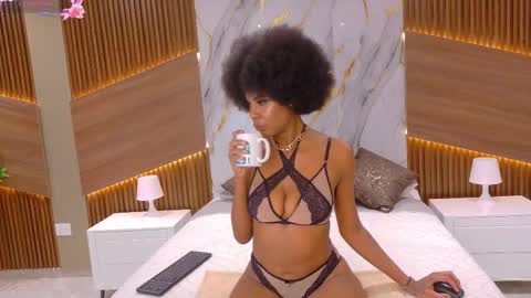 Julieth  online show from November 11, 8:00 am