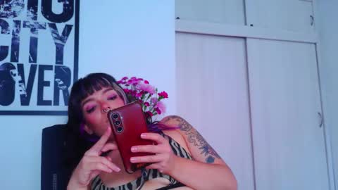 Snapshot of naughty_em_17 chatting on September 14, 4:49 pm Em please help me reach 100 thumbs up 3 online show from September 14, 4:49 pm