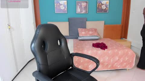 naugthy_brunette_ online show from May 28, 11:13 pm