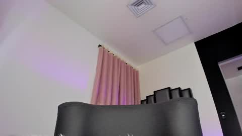 niacrawfordd online show from May 26, 4:01 am