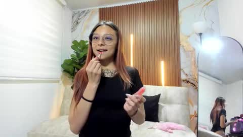 nickie_reed_ online show from December 17, 8:35 pm