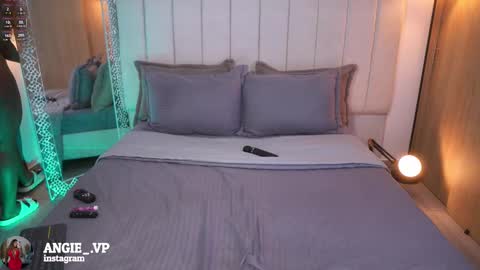 nicoleth18 online show from February 14, 1:35 pm