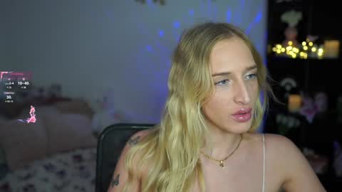 nicolette__shea_ online show from January 17, 1:56 pm