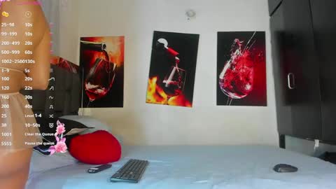 nicolle_hanks1 online show from May 13, 1:11 am