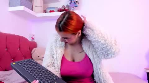 Snapshot of nikii_28 chatting on March 5, 12:00 pm Nikii  online show from March 5, 12:00 pm