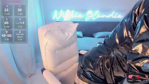 Snapshot of nikki_blondiee chatting on October 20, 2:58 am nikki_blondiee online show from October 20, 2:58 am