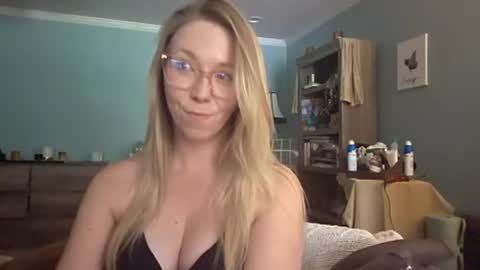 nikkib653466 online show from June 25, 6:53 pm
