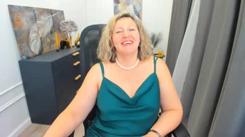 ninastarle online show from April 11, 7:45 am