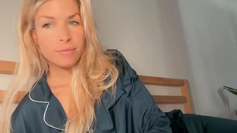 hi im Janasmall boobs big heart  warm pussy  online show from April 9, 9:37 am