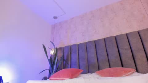 Snapshot of oh_hollyy chatting on February 18, 8:15 pm Holly online show from February 18, 8:15 pm
