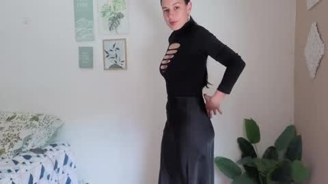 ohanna_ online show from April 24, 6:11 pm