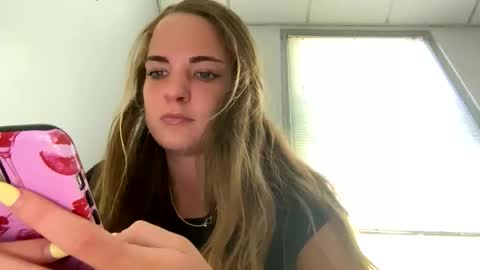 oliviaaraee online show from April 7, 4:31 pm