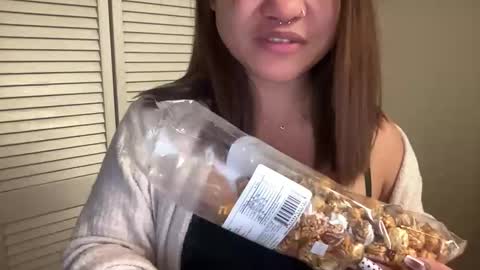 Miss Girly online show from November 19, 9:31 am