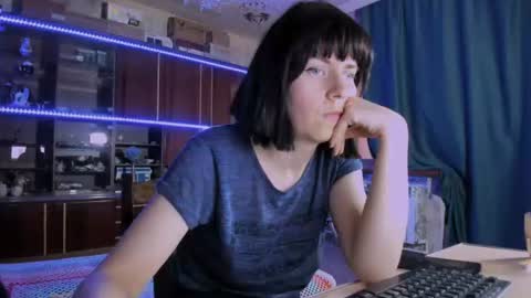 Ella online show from June 12, 8:11 am
